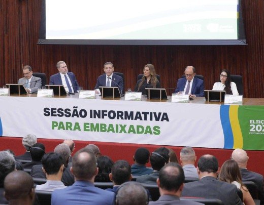 Nunes Marques (ao centro) na sessão com embaixadores e diplomatas. Encontro também serviu para atender ala do TSE preocupada com ações para desacreditar o sistema de votação -  (crédito: Leobark Rodrigues/TSE)