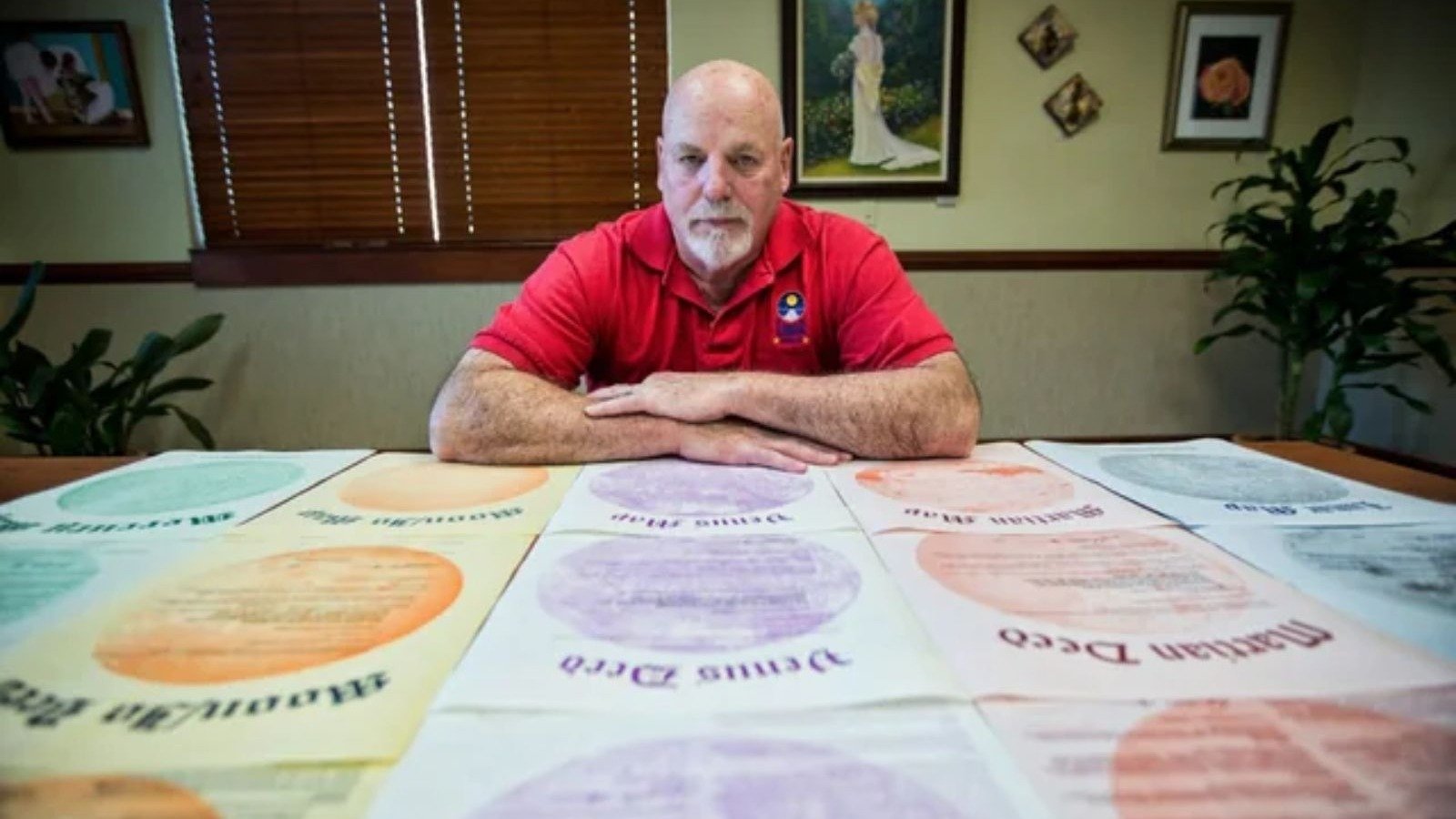 Dennis Hope com os "mapas" e escrituras dos terrenos lunares e planet&aacute;rios que sua empresa comercializa h&aacute; d&eacute;cadas -  (crédito: Lunar Embassy/@lunarembassyearth/Instagram)
