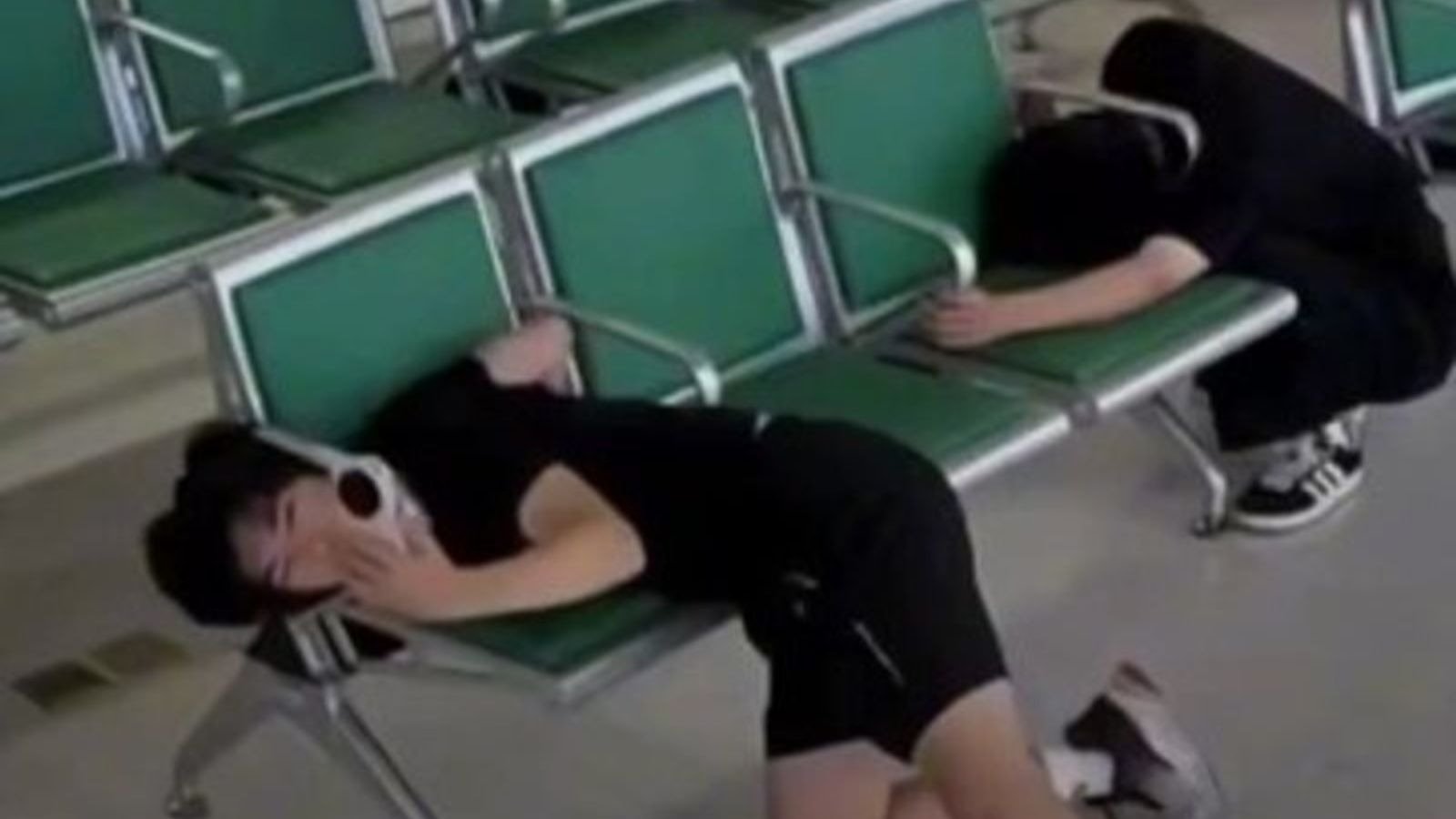 Dois amigos acabaram com a cabe&ccedil;a presa nas cadeiras de espera de um hospital na China, em incidente que viralizou -  (crédito: Redes sociais)