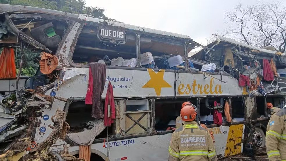 Bombeiros em Petr&oacute;polis no local do acidente com &ocirc;nibus clandestino, um alerta para os perigos do transporte irregular -  (crédito: Divulga&ccedil;&atilde;o/CBMERJ)