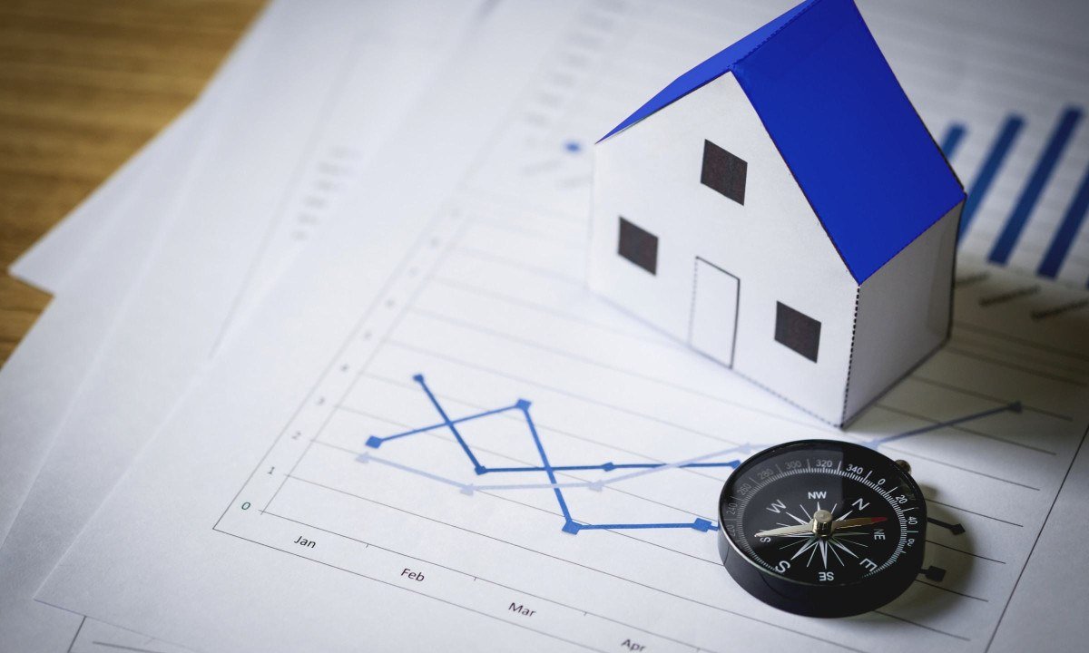 House model and compass on plan background, Real estate concept.
- (crédito: DINO)
