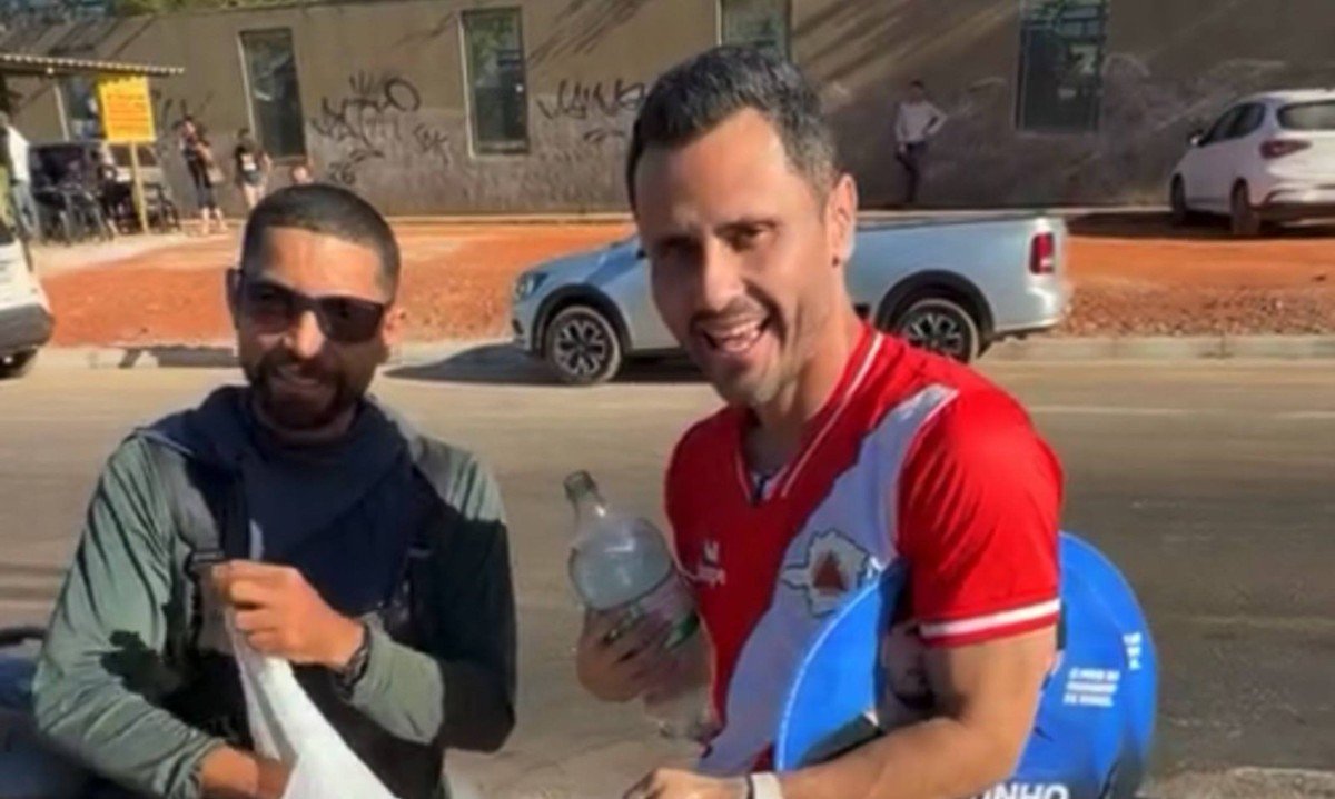 Cleitinho e apoiador à beira da BR-262 - (crédito: Reprodução/Instagram)