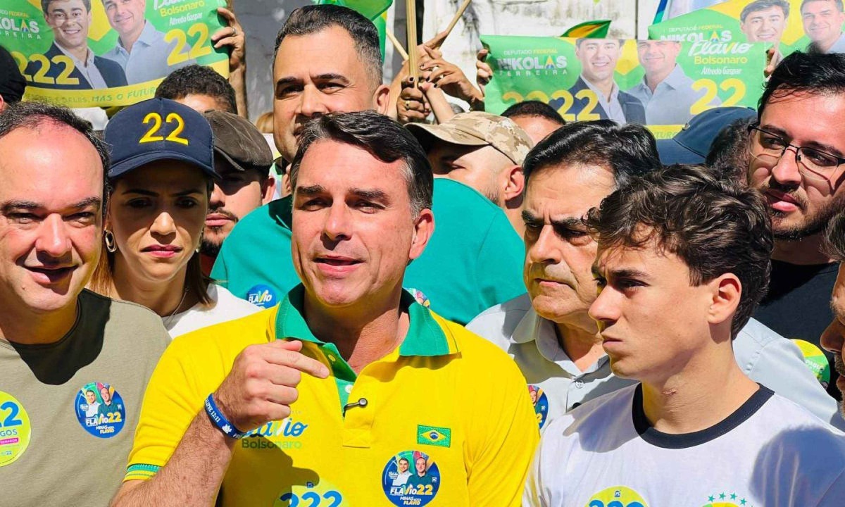 Flávio Bolsonaro caminhou ao lado de Nikolas Ferreira, Flávio Roscoe e outros candidatos do PL nesta manhã na Região Oeste de BH - (crédito: Edésio Ferreira/EM/D.A Press)