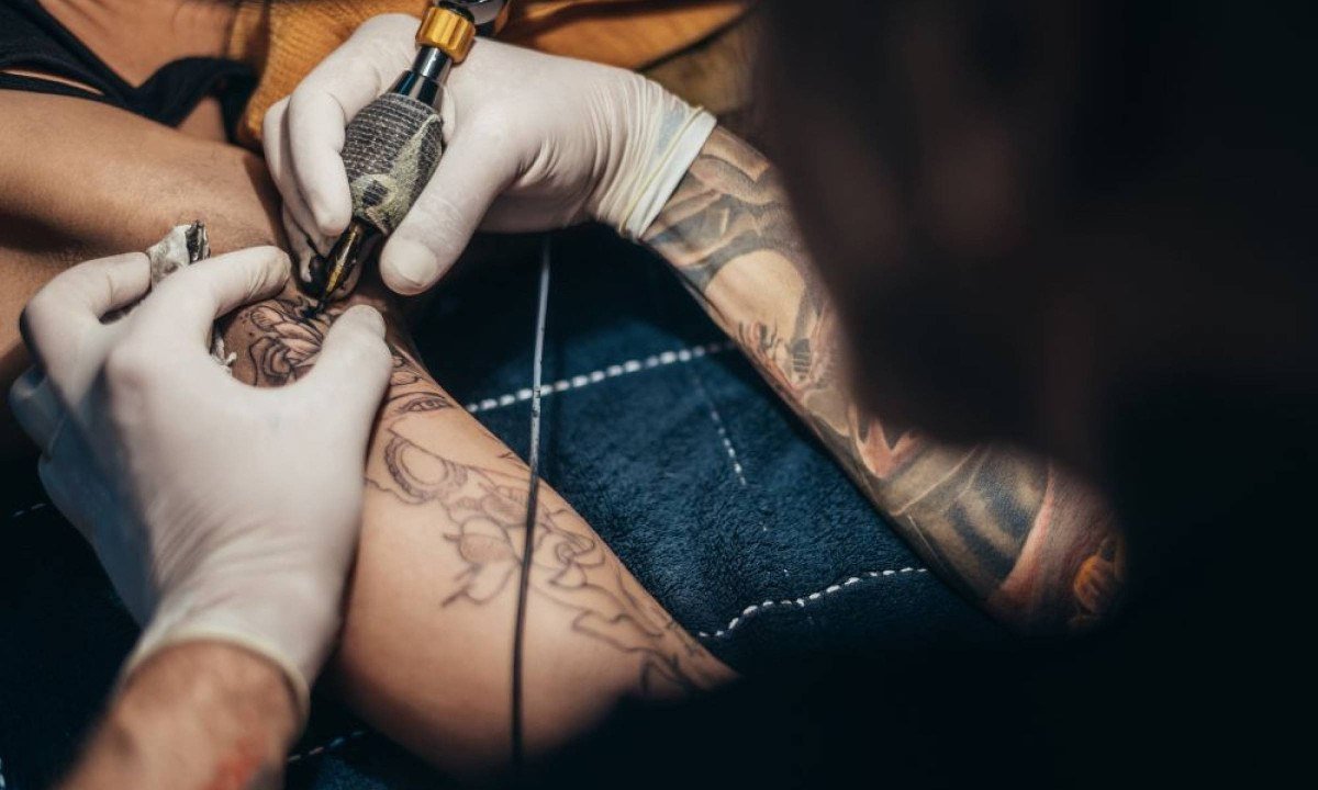 Homem, que aprendeu técnica de tatuagem na prisão, tatua duas adolescentes sem autorização dos pais e é condenado. - (crédito: Envato Elements / Imagem ilustrativa)