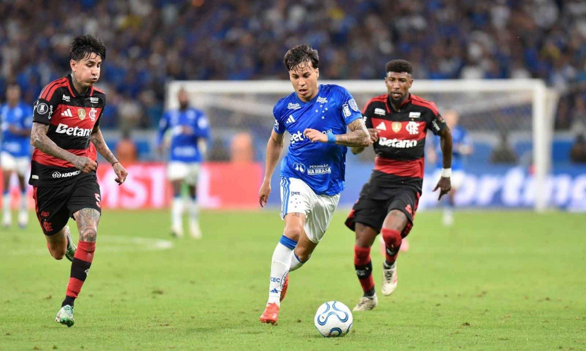 No duelo de ida das oitavas da Libertadores, semana passada, no Mineirão, Cruzeiro e Flamengo empataram por 1 a 1 -  (crédito: Ramon Lisboa/EM/D.A. Press)
