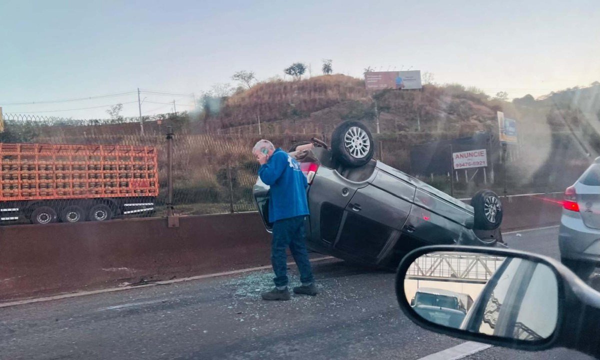 Carro capota na Fernão Dias e trânsito fica complicado na Grande BH - (crédito: Edésio Ferreira/EM/D.A.Press)