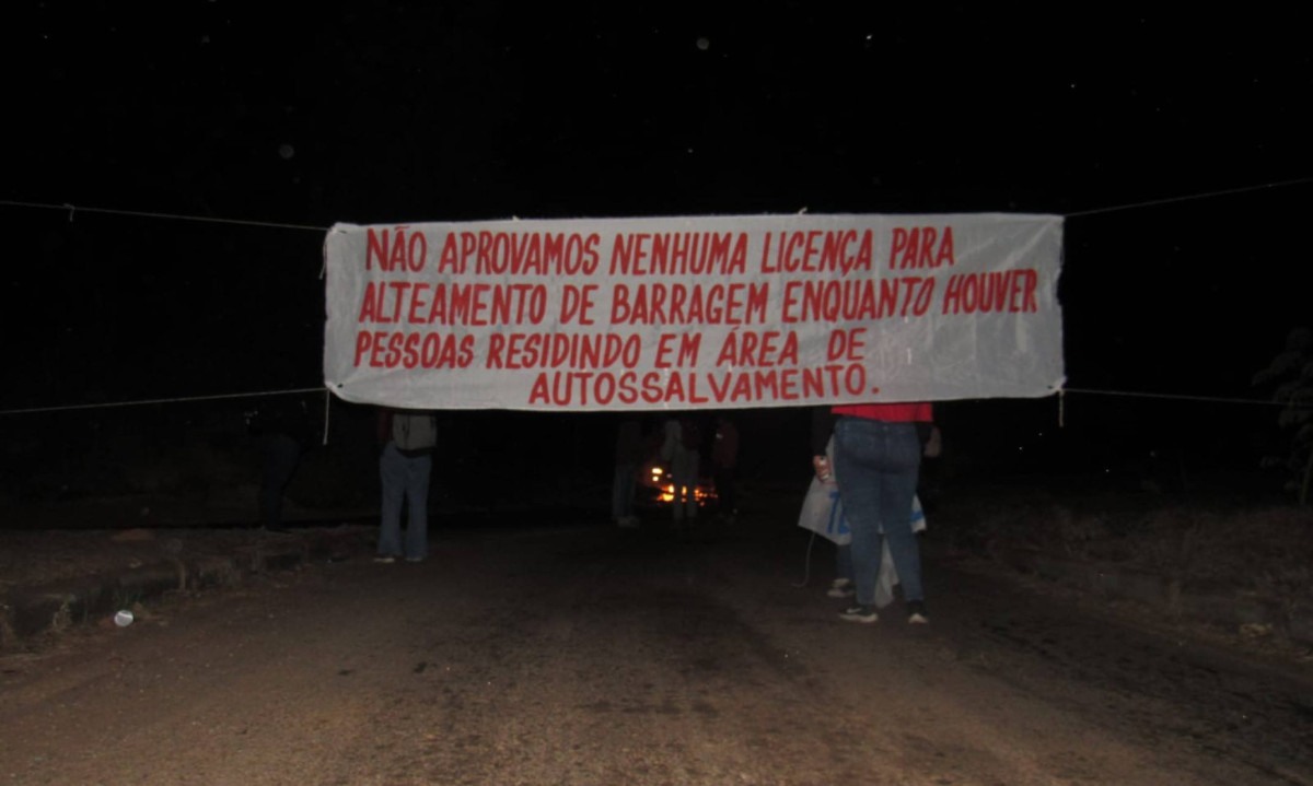 Cerca de 100 moradores de Conceição do Mato Dentro, Alvorada de Minas, Serro, Dom Joaquim e região ocupam desde às 3h da madrugada desta terça-feira (18/8) - (crédito: Redes Sociais/Reprodução )