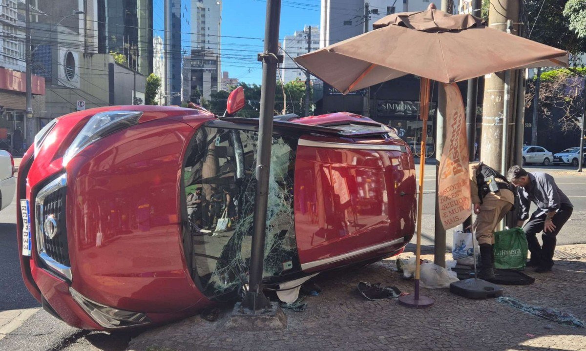 Capotamento de Nissan vermelho deixa casal de idosos feridos na Avenida do Contorno - (crédito: Jair Amaral/EM/DA Press)