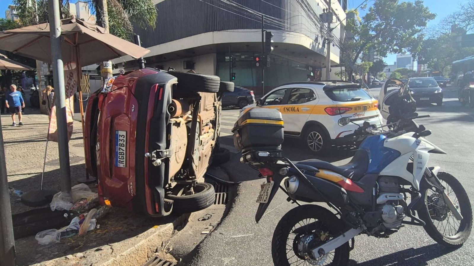 Colisão na Avenida do Contorno gera capotamento e deixa casal de idosos feridos na tarde desta terça-feira (18)-Jair Amaral/EM/DA Press