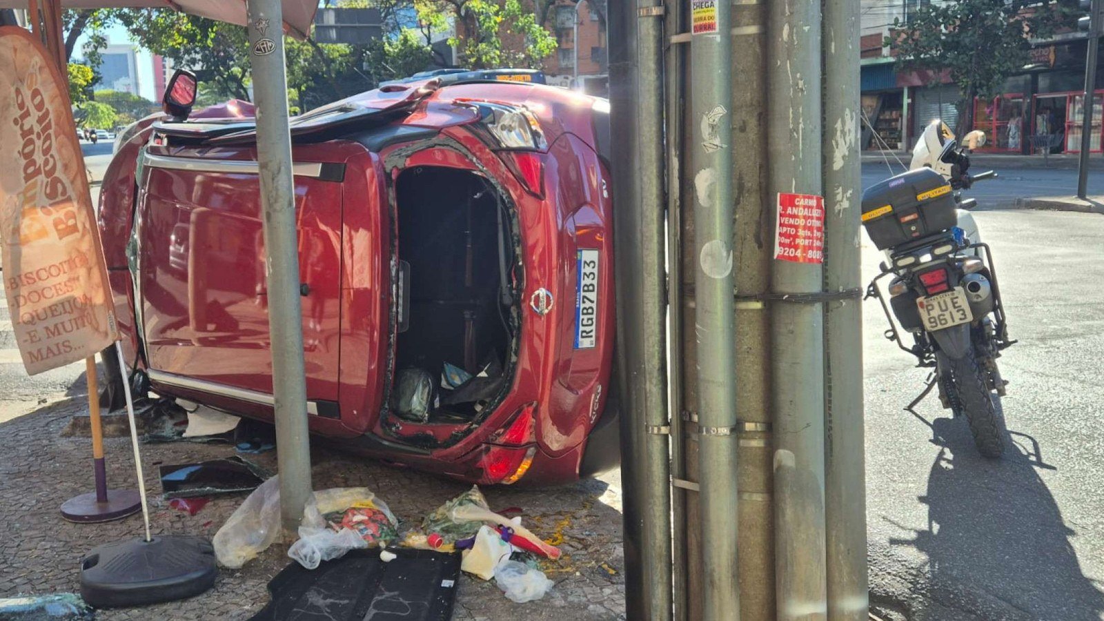 Colisão na Avenida do Contorno gera capotamento e deixa casal de idosos feridos na tarde desta terça-feira (18)-Jair Amaral/EM/DA Press