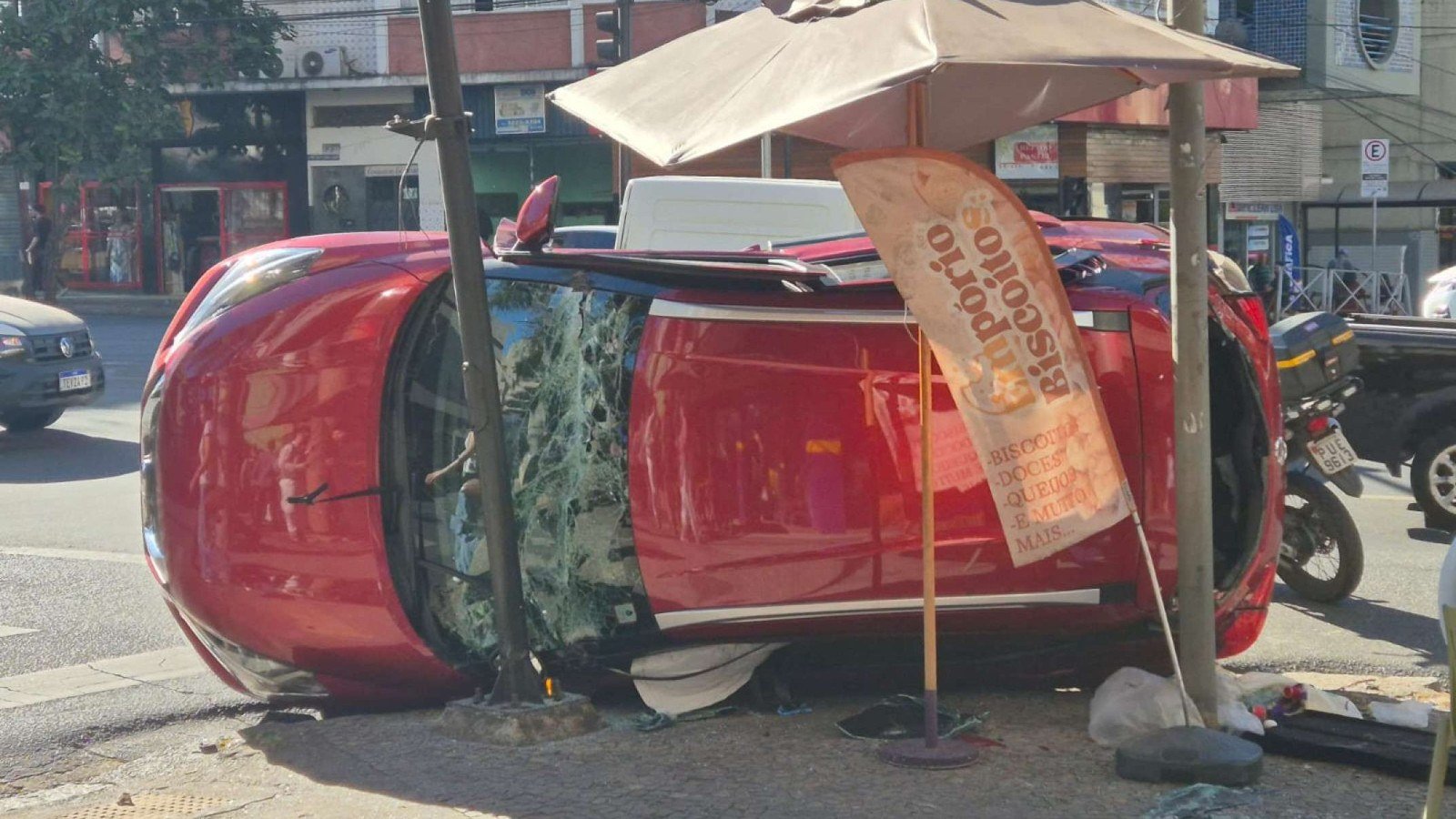 Colisão na Avenida do Contorno gera capotamento e deixa casal de idosos feridos na tarde desta terça-feira (18)-Jair Amaral/EM/DA Press