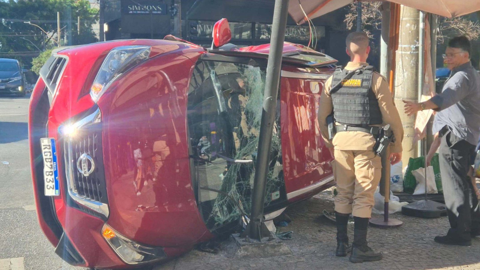 Colisão na Avenida do Contorno gera capotamento e deixa casal de idosos feridos na tarde desta terça-feira (18)-Jair Amaral/EM/DA Press