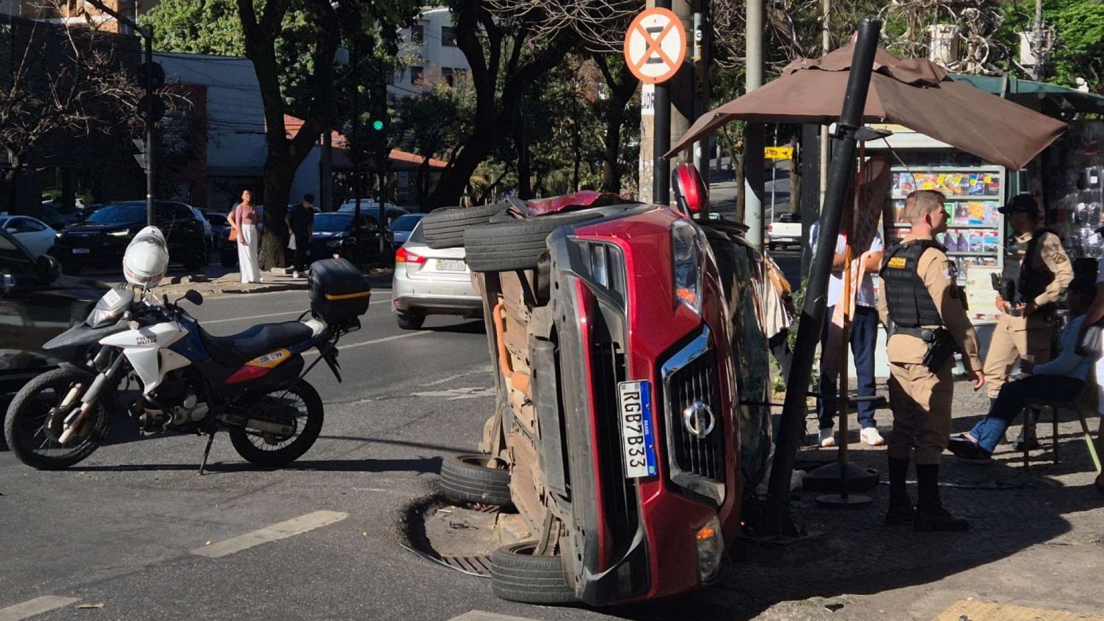Colisão na Avenida do Contorno gera capotamento e deixa casal de idosos feridos na tarde desta terça-feira (18)-Jair Amaral/EM/DA Press