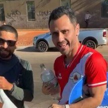 Cleitinho faz 'adesivaço' na estrada e toma refrigerante com apoiador - Reprodução/Instagram