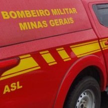 Motorista é resgatado com vida após carro despencar de penhasco  - CBMMG.