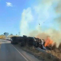 Motorista é socorrido com queimaduras após carreta pegar fogo na BR-354  - Redes sociais / Reprodução