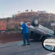 BR-381: carro capota e provoca congestionamento em Betim - Edésio Ferreira/EM/D.A.Press
