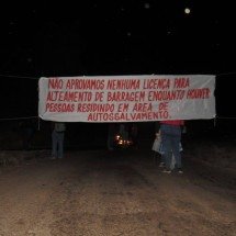 Moradores protestam contra acionamento de sirenes de mineradora em MG - Redes Sociais/Reprodução 