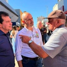 Em Araxá, Mateus Simões ouve demanda de moradores