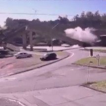 BR-381: guindastes retiram destroços de passarela atingida por caminhão - Reprodução