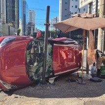Carro capota em colisão e deixa idosos feridos em BH - Jair Amaral/EM/DA Press