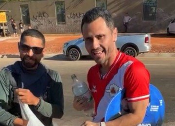 Cleitinho e apoiador à beira da BR-262 -  (crédito: Reprodução/Instagram)