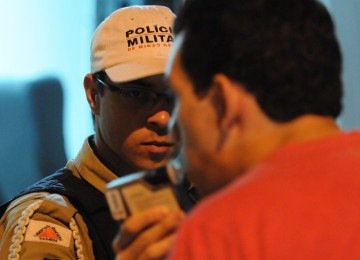 A Lei Seca terá novas regras para a fiscalização, incluindo o uso de bafômetro em triagens para detecção de álcool -  (crédito: Marcos Vieira/EM/D.A Press)