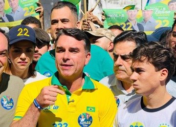 Fl&aacute;vio Bolsonaro caminhou ao lado de Nikolas Ferreira, Fl&aacute;vio Roscoe e outros candidatos do PL nesta manh&atilde; na Regi&atilde;o Oeste de BH  -  (crédito: Ed&eacute;sio Ferreira/EM/D.A Press)
