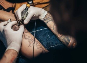 Homem, que aprendeu técnica de tatuagem na prisão, tatua duas adolescentes sem autorização dos pais e é condenado. -  (crédito: Envato Elements / Imagem ilustrativa)