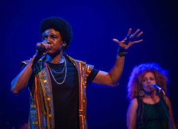Roger Deff lan&ccedil;ou tr&ecirc;s &aacute;lbuns solo, comp&ocirc;s o tema de abertura do programa 'Rol&ecirc; das Gerais' e tem can&ccedil;&atilde;o em novela da Globo -  (crédito: Pablo Bernardo/divulga&ccedil;&atilde;o)