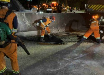 Equipes ainda trabalham na remo&ccedil;&atilde;o de uma viga no sentido Belo Horizonte, que acumula 23 quil&ocirc;metros de congestionamento -  (crédito: Motiva Minas-SP)