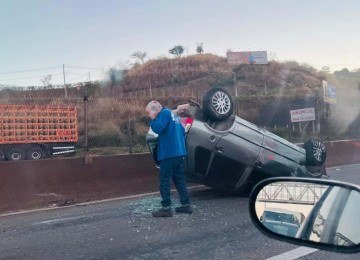 Carro capota na Fernão Dias e trânsito fica complicado na Grande BH -  (crédito: Edésio Ferreira/EM/D.A.Press)