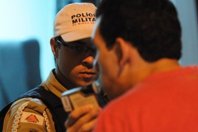 A Lei Seca terá novas regras para a fiscalização, incluindo o uso de bafômetro em triagens para detecção de álcool -  (crédito: Marcos Vieira/EM/D.A Press)