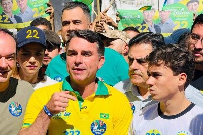 Fl&aacute;vio Bolsonaro caminhou ao lado de Nikolas Ferreira, Fl&aacute;vio Roscoe e outros candidatos do PL nesta manh&atilde; na Regi&atilde;o Oeste de BH  -  (crédito: Ed&eacute;sio Ferreira/EM/D.A Press)