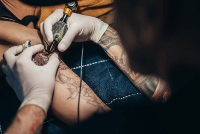 Homem, que aprendeu técnica de tatuagem na prisão, tatua duas adolescentes sem autorização dos pais e é condenado. -  (crédito: Envato Elements / Imagem ilustrativa)