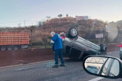 Carro capota na Fernão Dias e trânsito fica complicado na Grande BH -  (crédito: Edésio Ferreira/EM/D.A.Press)