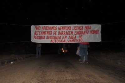 Cerca de 100 moradores de Conceição do Mato Dentro, Alvorada de Minas, Serro, Dom Joaquim e região ocupam desde às 3h da madrugada desta terça-feira (18/8) -  (crédito: Redes Sociais/Reprodução )