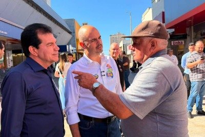 Simões revisitou locais ligados à sua infância e conversou com moradores e comerciantes durante uma caminhada pelas ruas centrais -  (crédito:  Campanha Mateus Simões)