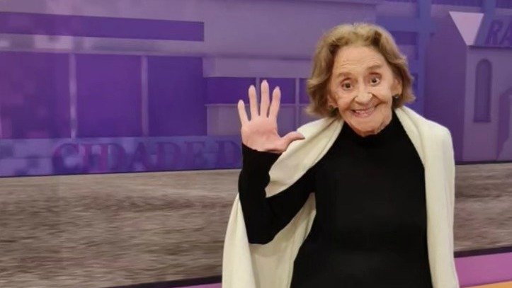 Laura Cardoso em um de seus muitos momentos de alegria, simbolizando sua dedica&ccedil;&atilde;o &agrave; arte e seu carinho pelo p&uacute;blico -  (crédito: Redes sociais)