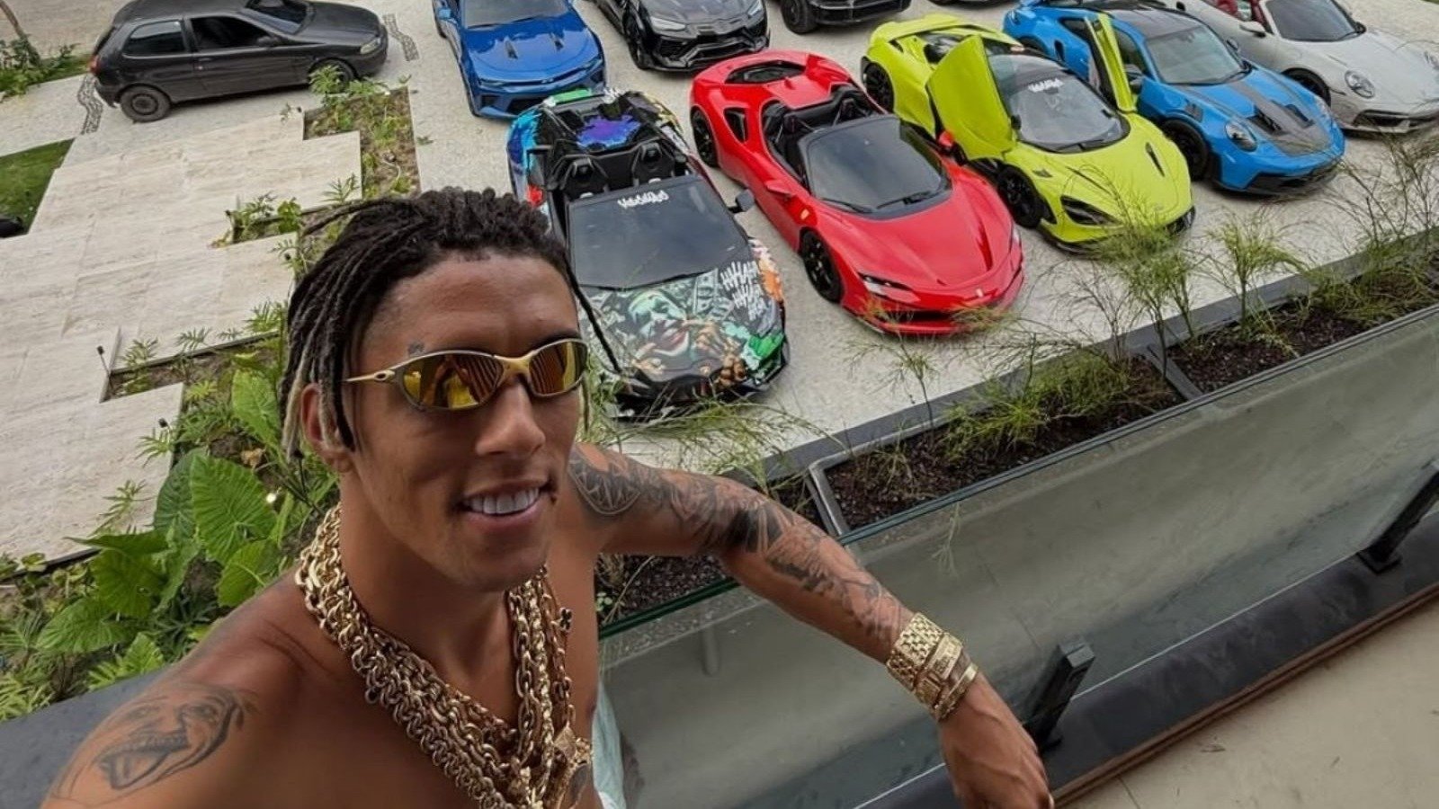 Buzeira posa com sua cole&ccedil;&atilde;o de carros de luxo, um estilo de vida sob investiga&ccedil;&atilde;o por lavagem de dinheiro e explora&ccedil;&atilde;o de jogos de azar -  (crédito: Redes sociais)