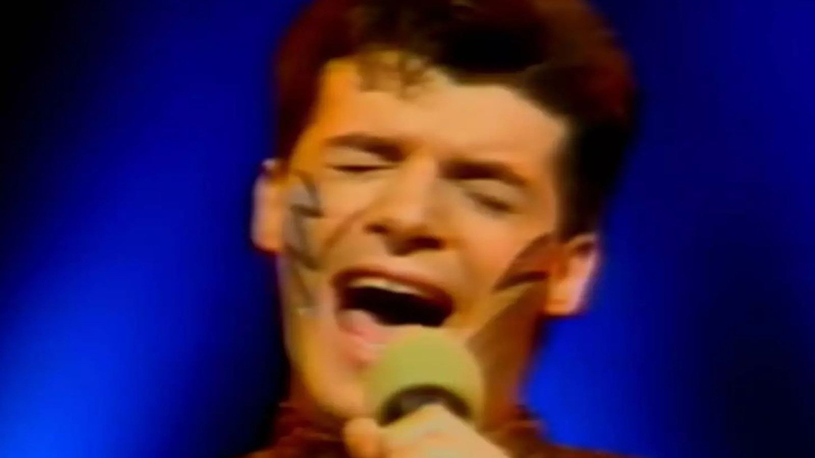 Carlos Cesare, conhecido como o Pablo de "Qual &eacute; a m&uacute;sica?", em registro de uma performance televisiva -  (crédito: SBT)