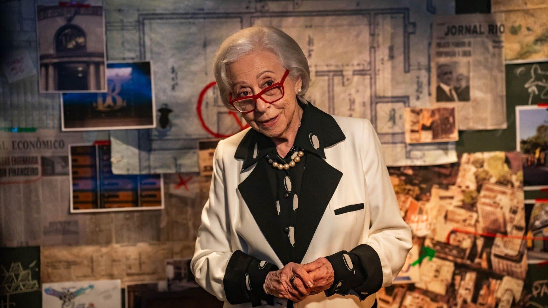 Fernanda Montenegro, protagonista de 'Velhos Bandidos', em cena que remete ao planejamento do assalto central ao enredo -  (crédito: Laura Campanella/Divulga&ccedil;&atilde;o)