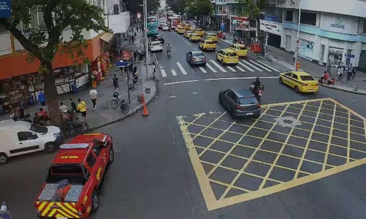 Explosão em prédio residencial deixa quatro feridos em Copacabana - (crédito: Tupi)