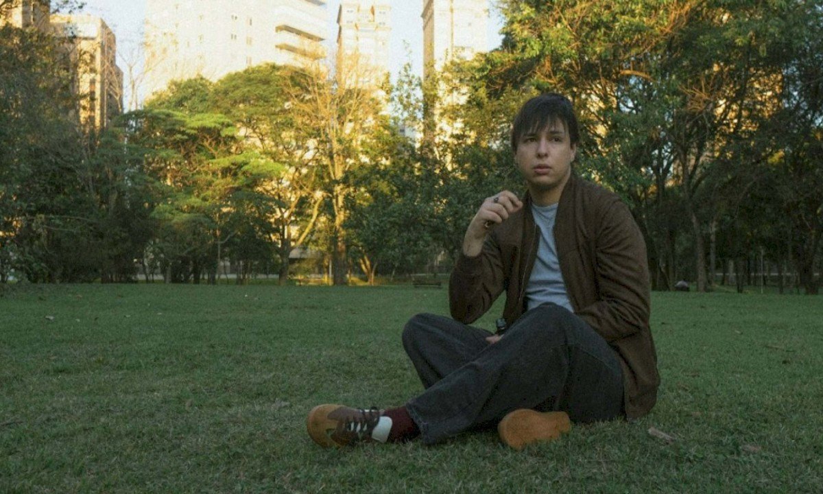  Dimas transforma desilusão amorosa em arte em 'Cinema Tropical