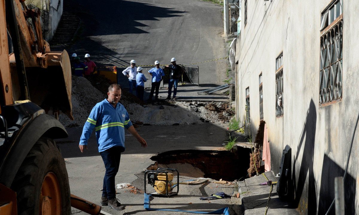 19/08/2026. Credito: Tulio Santos/EM/D.A.Press. Brasil. Belo Horizonte - MG. Rompimento em adutora abre buraco grande em imovel na Rua Xapuri, no bairro Nova Granada. Equipe da Copasa mobilizada no local.
- (crédito: Tulio Santos/EM/D.A.Press. Brasil. Belo Horizonte - MG. Rompimento em adutora abre buraco grande em imovel na Rua Xapuri, no bairro Nova Granada. Equipe da Copasa mobilizada no local.)