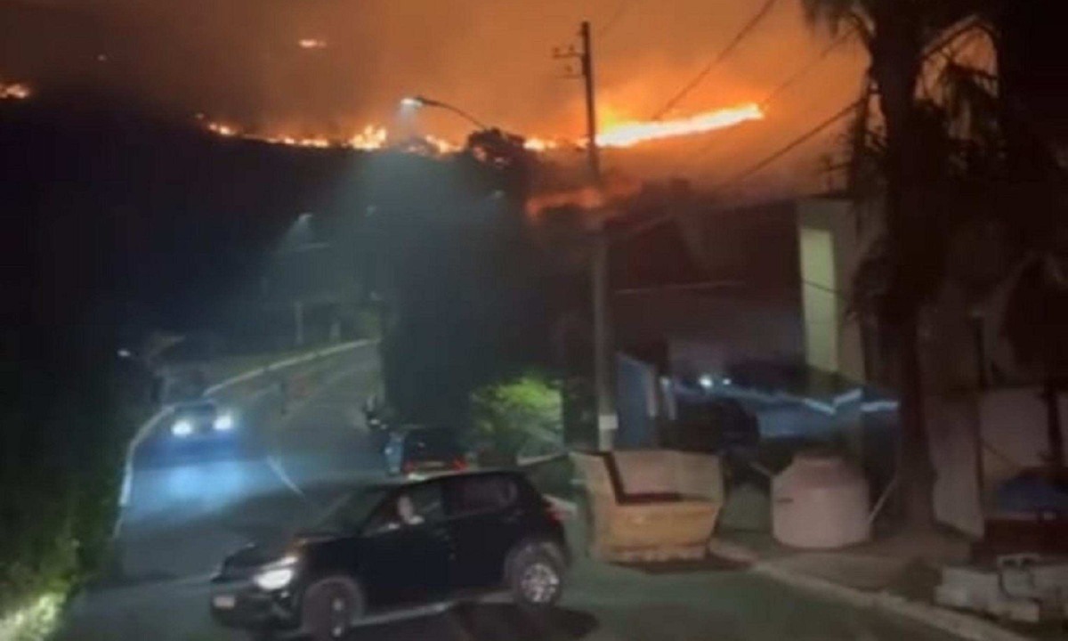 Bombeiros deslocaram sete guarnições para combater o fogo - (crédito: CBMMG/Divulgação)