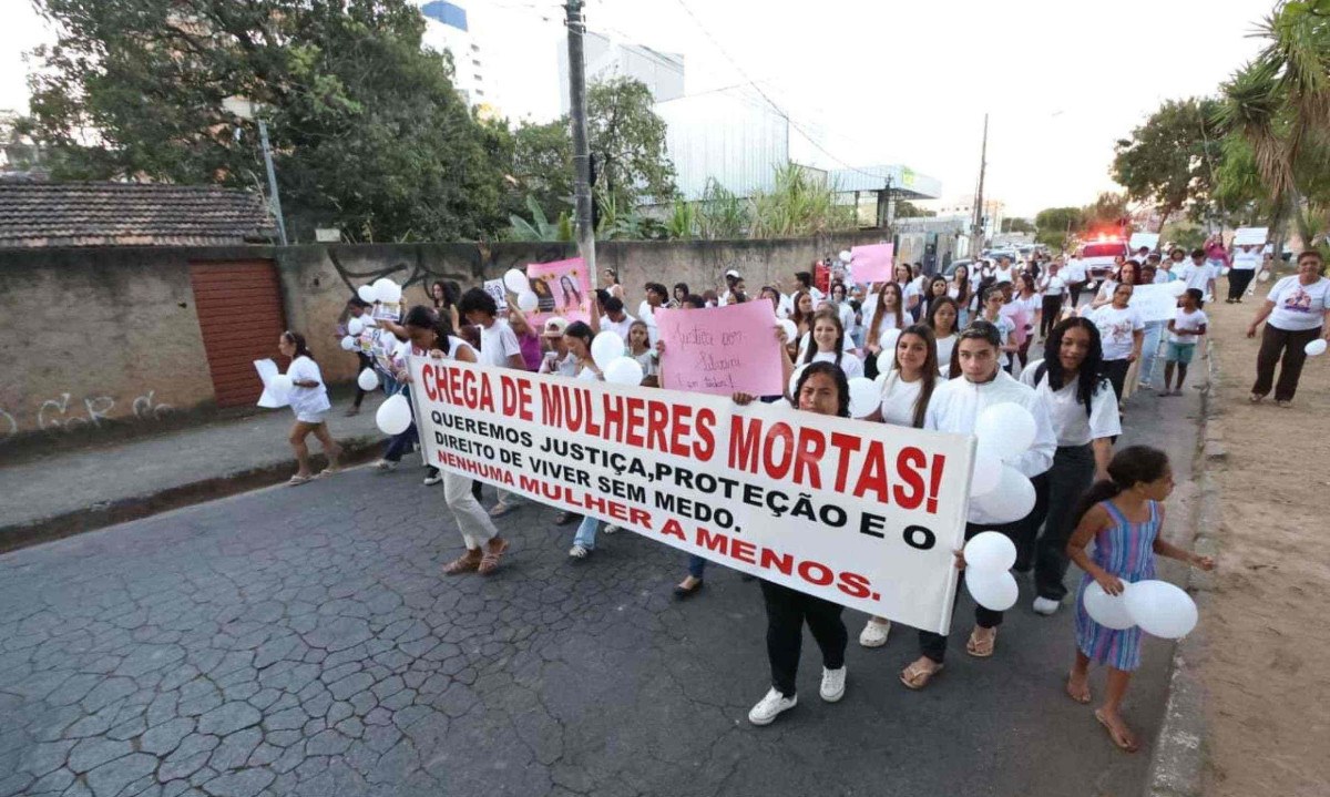 Vestidos de branco, manifestantes marcharam em Contagem por justiça - (crédito: Marcos Vieira/EM/D.A.Press)