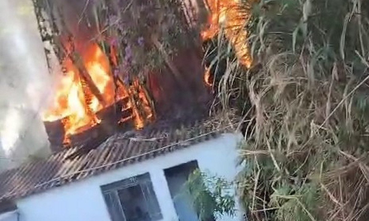 As chamas estão altas e ameaçam imóveis residenciais - (crédito: CBMMG)
