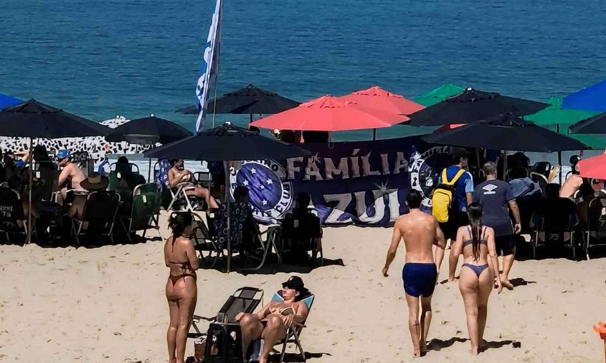 Torcida da Raposa marcou presença na Praia de Copacabana, no Rio, antes do jogo contra o Flamengo -  (crédito: Paulo Galvão/EM/D.A. Press)