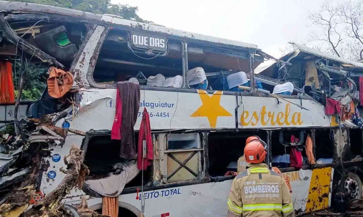Coletivo envolvido em acidente com 10 mortes no domingo, na BR-040: quatro dias depois, batida no Sul do país matou outras 23 pessoas
- (crédito: CBMRJ/Divulgação)